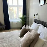 Apartment No. 5 Center *