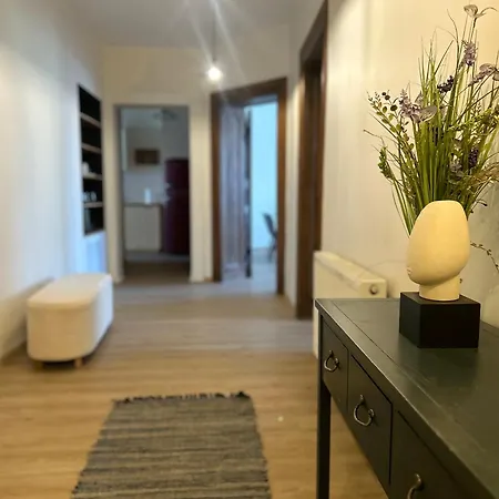 Apartment No. 5 Center *