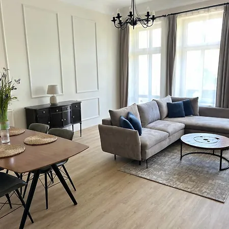 Apartment No. 5 Center