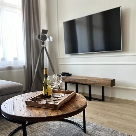Apartment No. 5 Center